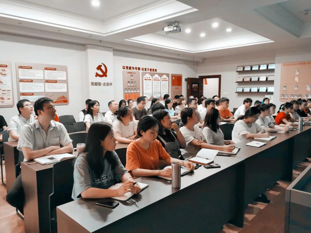 熱烈慶祝建黨99周年，湖南萬(wàn)達(dá)組織全體骨干召開“不忘初心、牢記使命”主題教育活動(dòng)